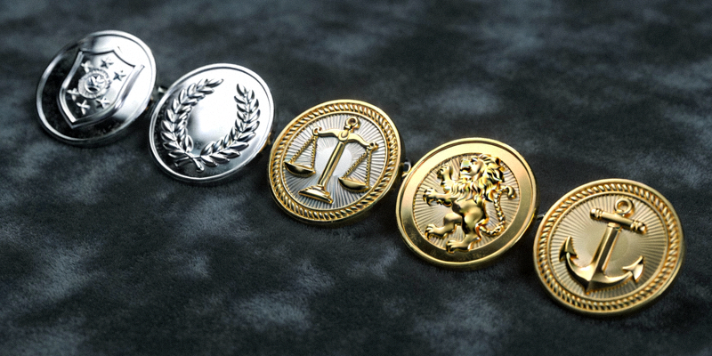 五个象征权威与信任的金属徽章整齐排列在深色背景上